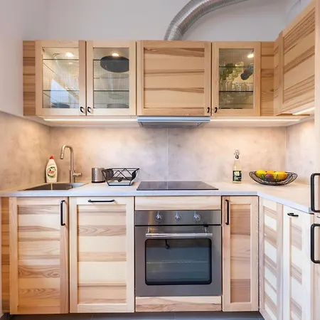 Stylish 3city With Parking In By Renters Apartment *